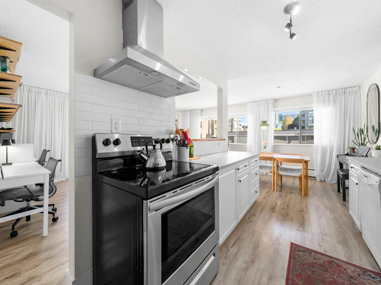 202-1610 Chesterfield Avenue, North Vancouver, BC, V7M 2N7 - 10