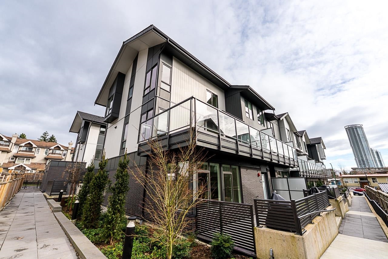 207-7161 17th Avenue, Burnaby, BC, V3N 0K1