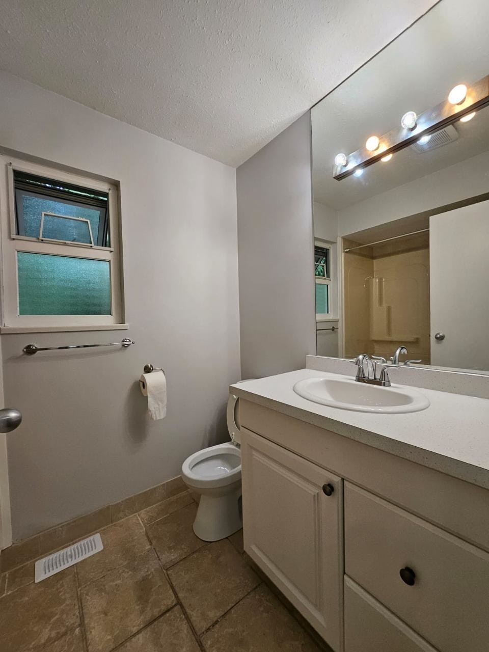 15118 91a Street, Surrey, BC, V3R 6X1 - 11