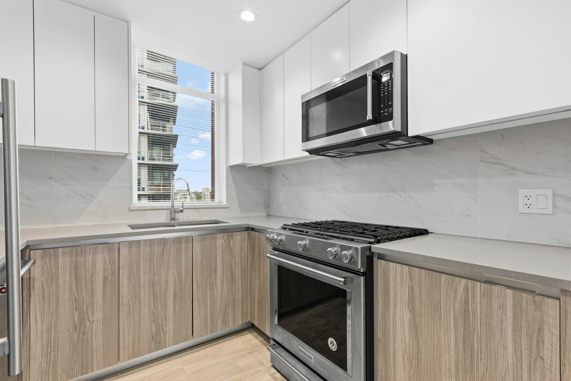 702-8940 University Crescent, Burnaby, BC, V5A 0E7 - 8