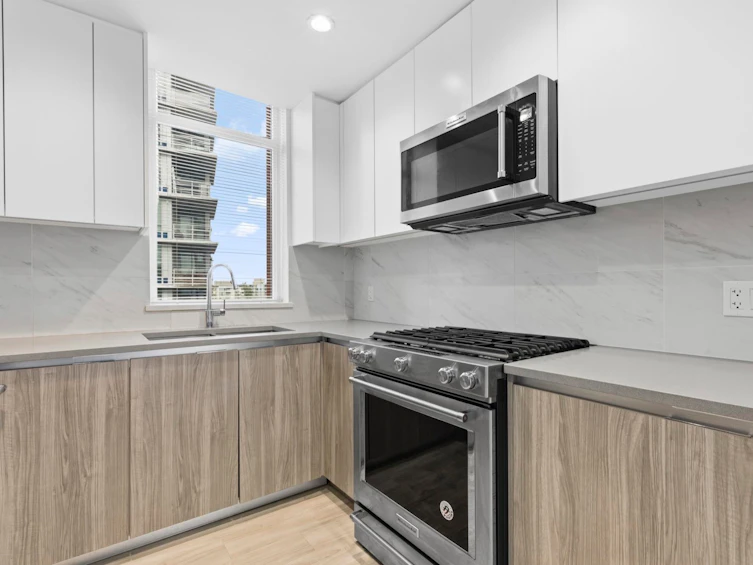 702-8940 University Crescent, Burnaby, BC, V5A 0E7 - 8