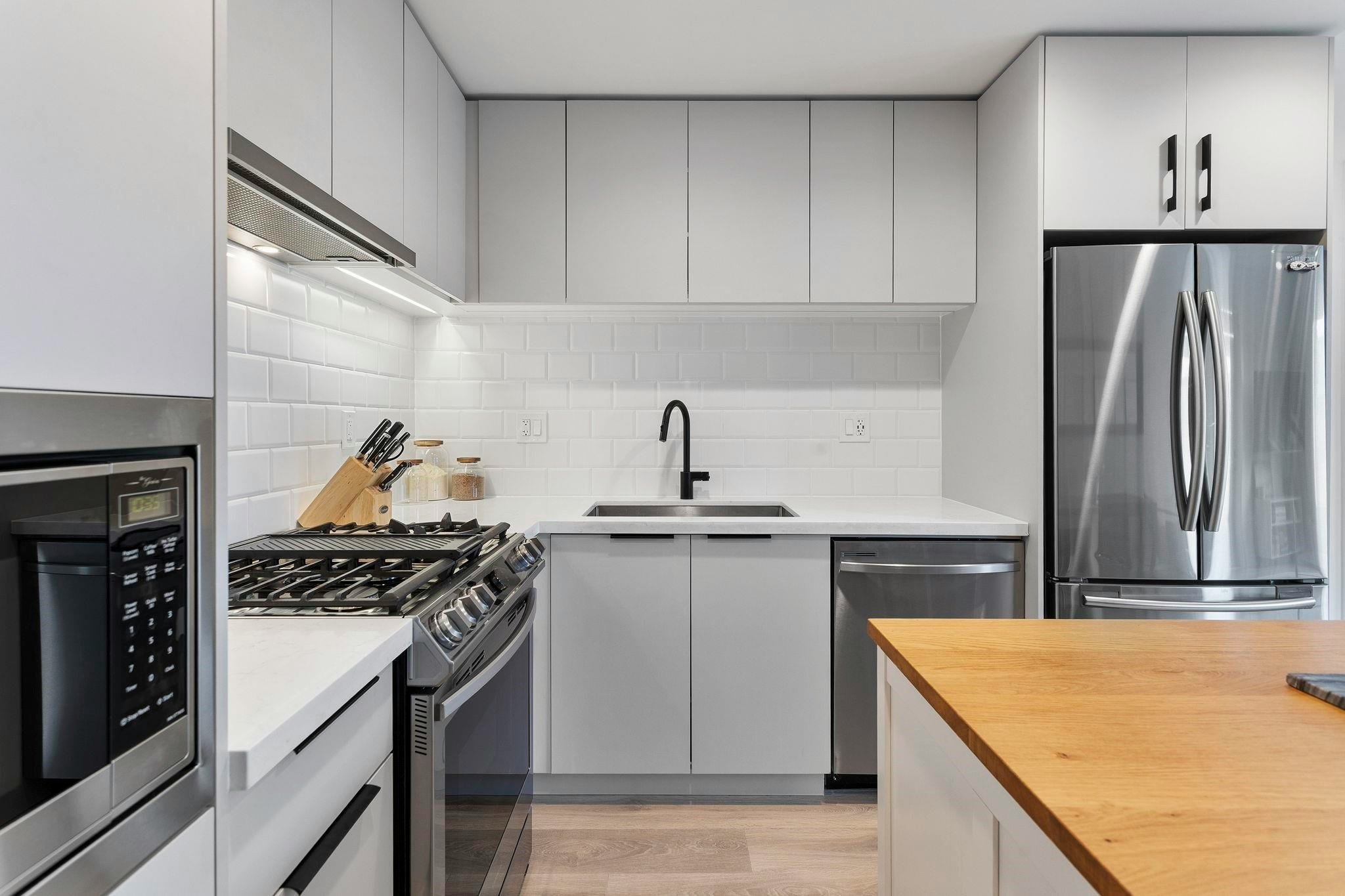 301-3018 St George Street - 4