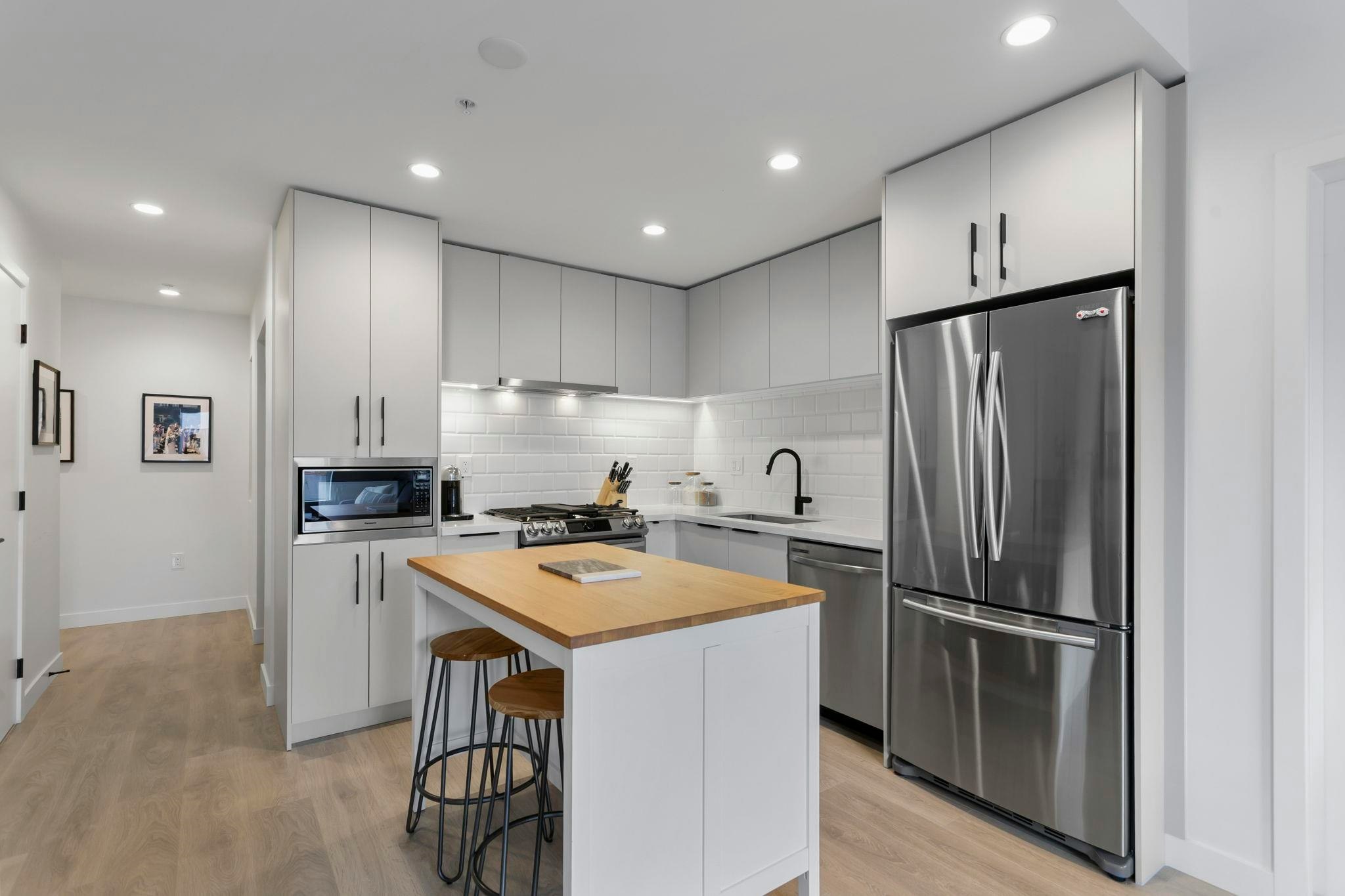 301-3018 St George Street - 2