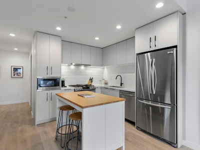 301-3018 St George Street - 2