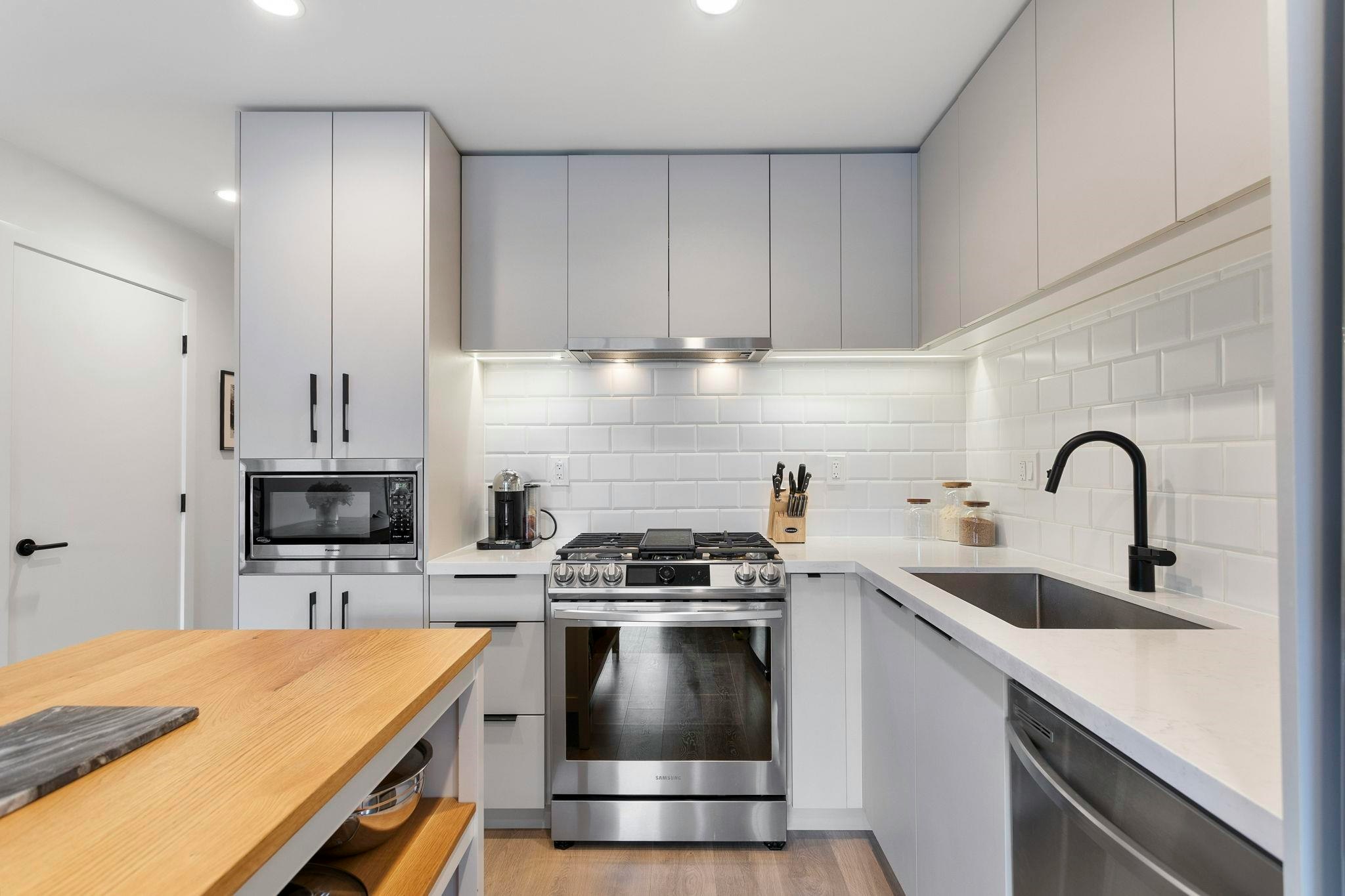 301-3018 St George Street - 3