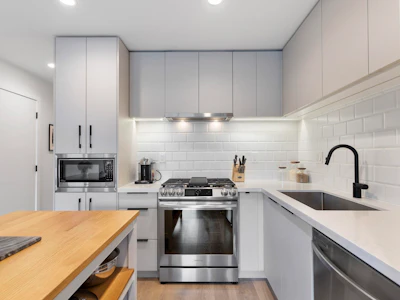 301-3018 St George Street - 3