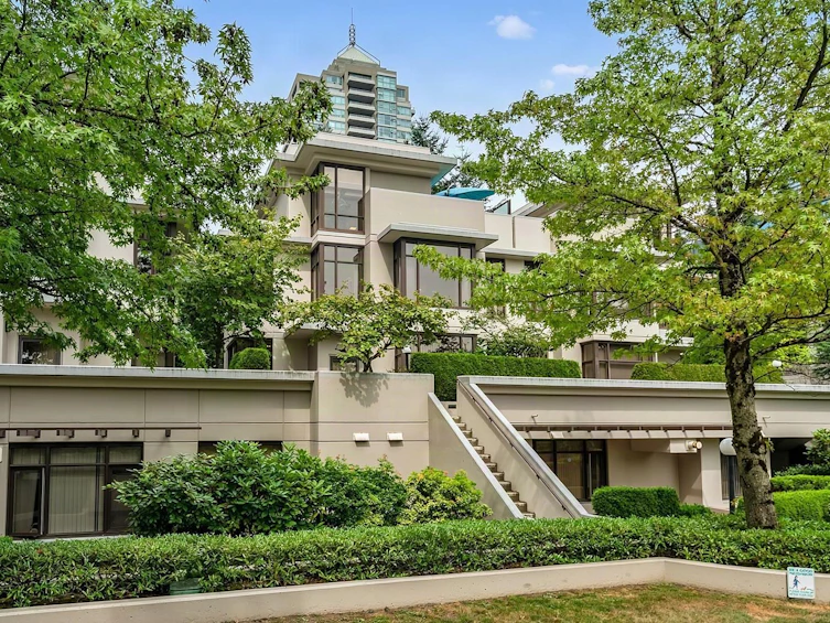 TH5-2088 Madison Avenue, Burnaby, BC, V5C 6T5