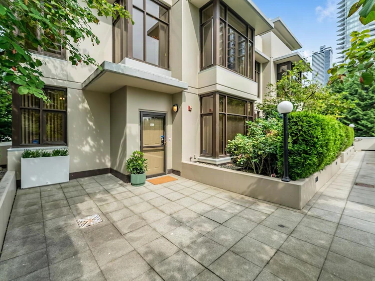 TH5-2088 Madison Avenue, Burnaby, BC, V5C 6T5 - 2