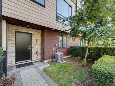 44-15688 28 Avenue - 2
