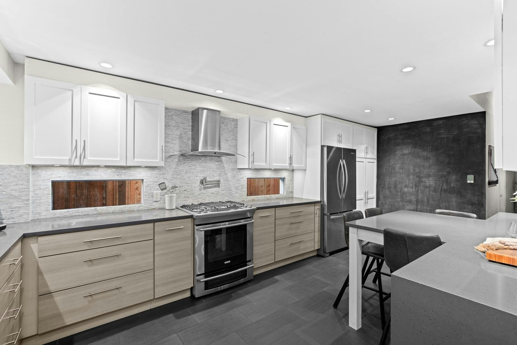 1208 Rosewood Crescent - 2