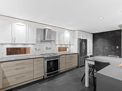 1208 Rosewood Crescent - 2