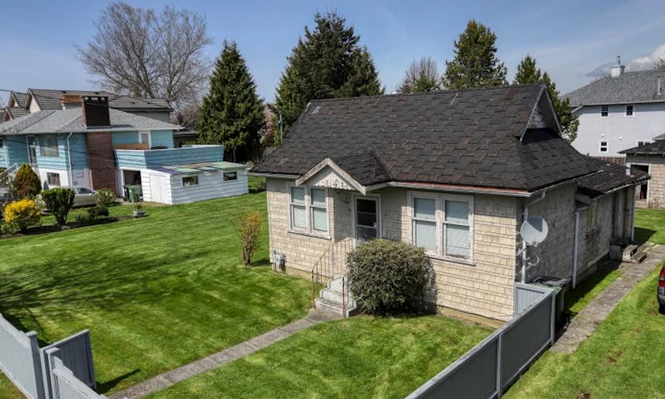 5211 Maple Road
