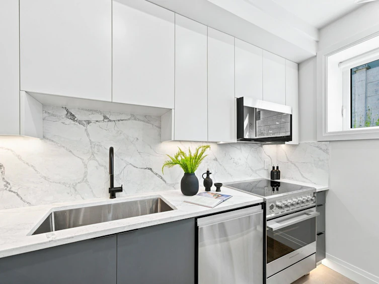 6164 Granville Street, Vancouver, BC, V6M 3E3 - 6