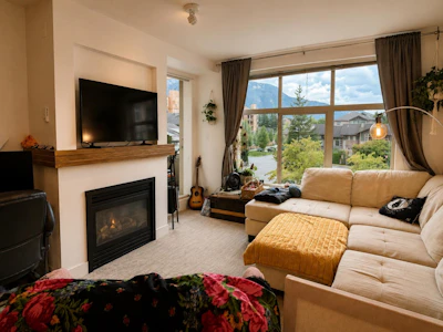 318-1211 Village Green Way - 2