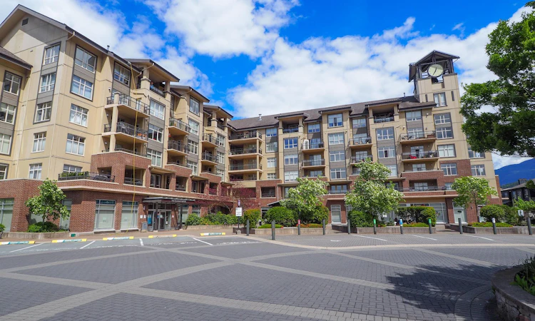 318-1211 Village Green Way
