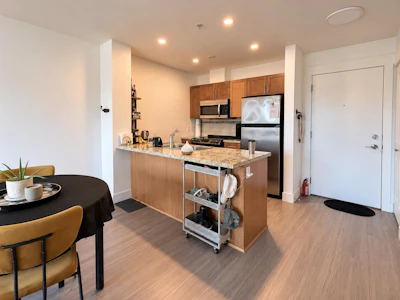 318-1211 Village Green Way - 3