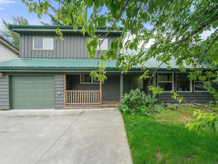 38260 Westway Avenue, Squamish, BC, V8B 0Y5 - 2