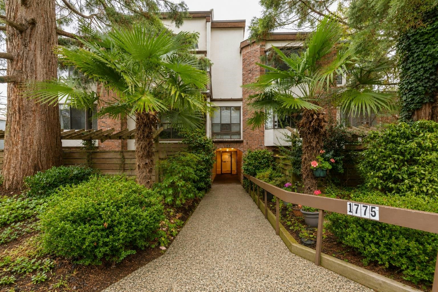 203-1775 W 10th Avenue, Vancouver, BC, V6J 2A4