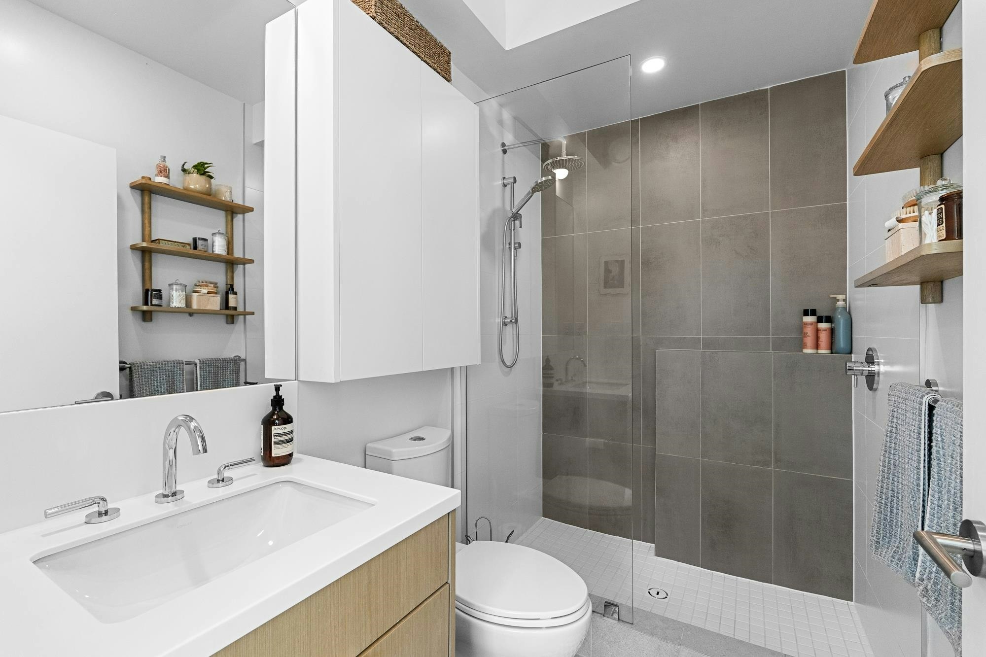 203-650 E 2nd Street, North Vancouver, BC, V7L 1E3 - 8