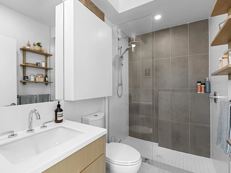 203-650 E 2nd Street, North Vancouver, BC, V7L 1E3 - 8