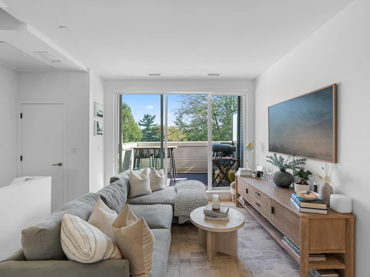 203-650 E 2nd Street, North Vancouver, BC, V7L 1E3 - 3