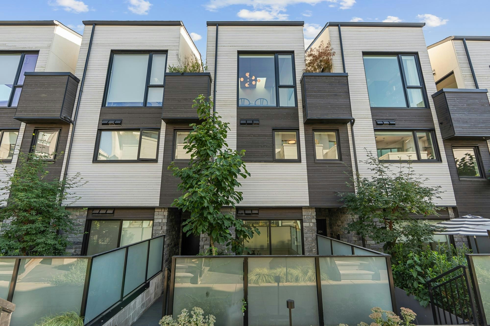203-650 E 2nd Street, North Vancouver, BC, V7L 1E3