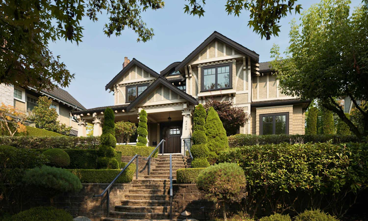 4468 Pine Crescent