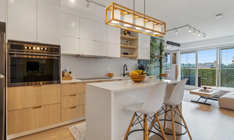 PH10-702 E King Edward Avenue
