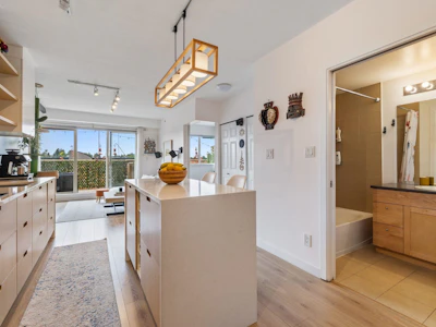 PH10-702 E King Edward Avenue - 2
