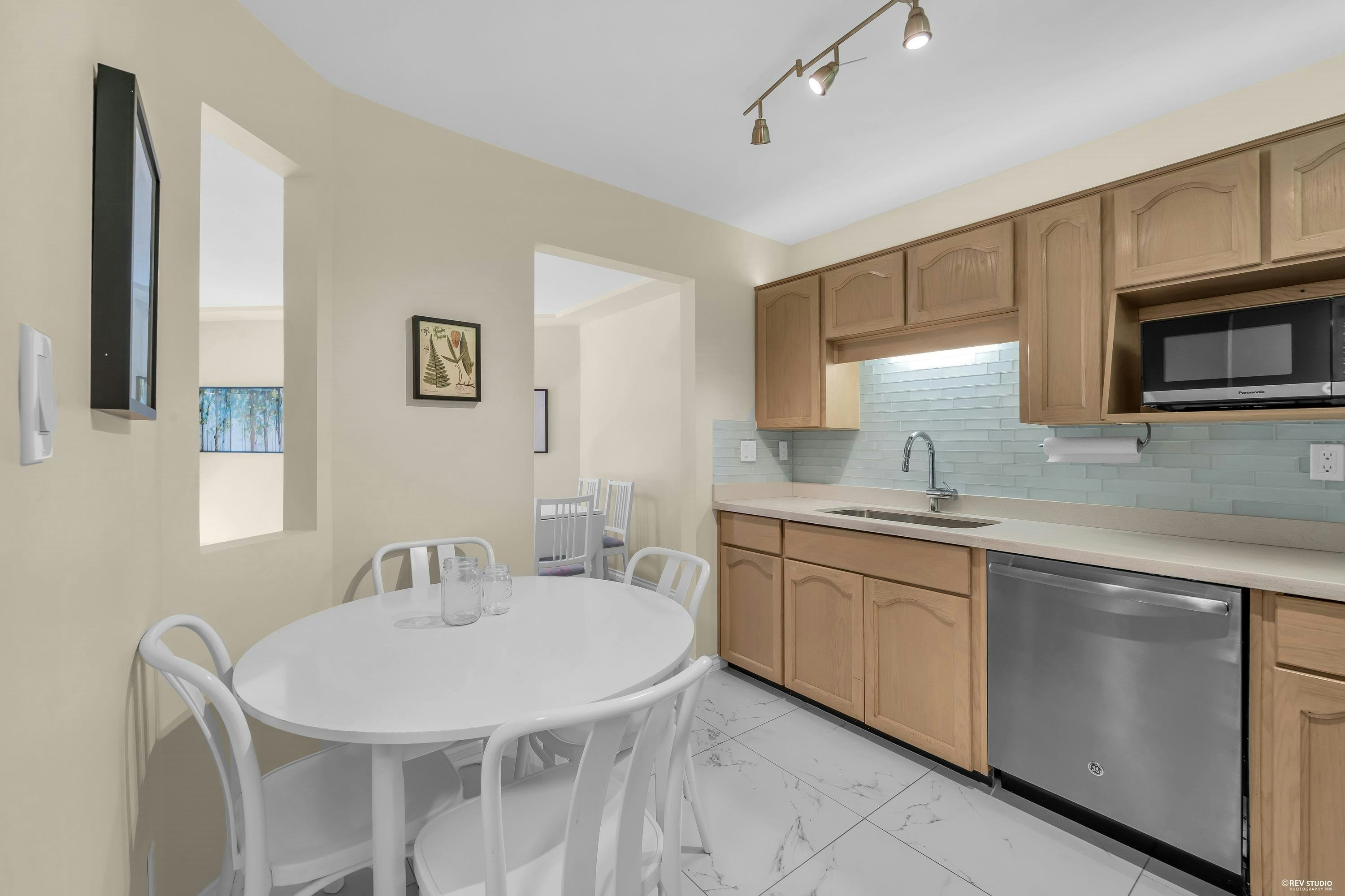 151-8600 Lansdowne Road, Richmond, BC, V6X 3L6 - 6