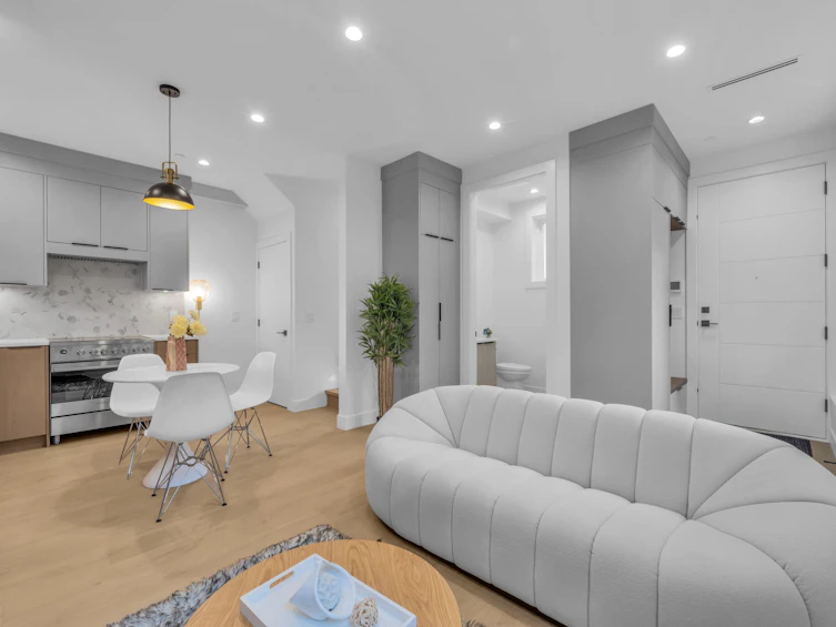 1-3438 Triumph Street, Vancouver, BC, V5K 1T8 - 3