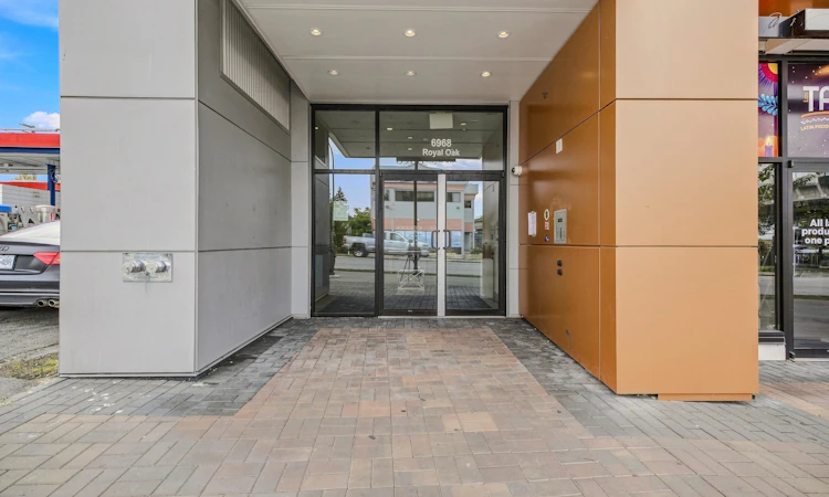 211-6968 Royal Oak Avenue