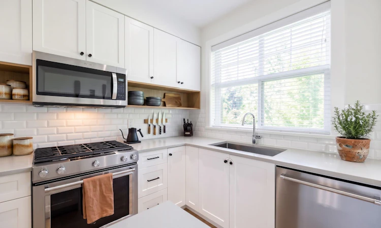 54-27735 Roundhouse Drive