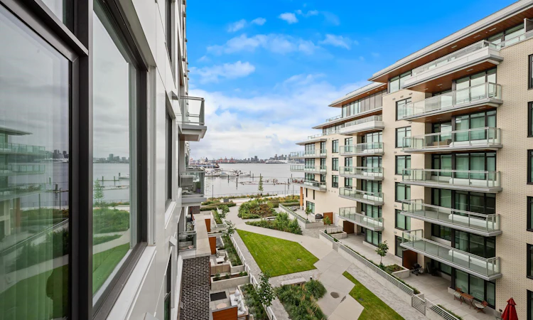 425-755 Harbourside Drive