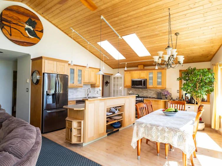 2556 Lower Road, Roberts Creek, BC, V0N 2W4 - 2
