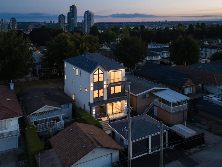 2-4331 Union Street, Burnaby, BC, V5C 2X5