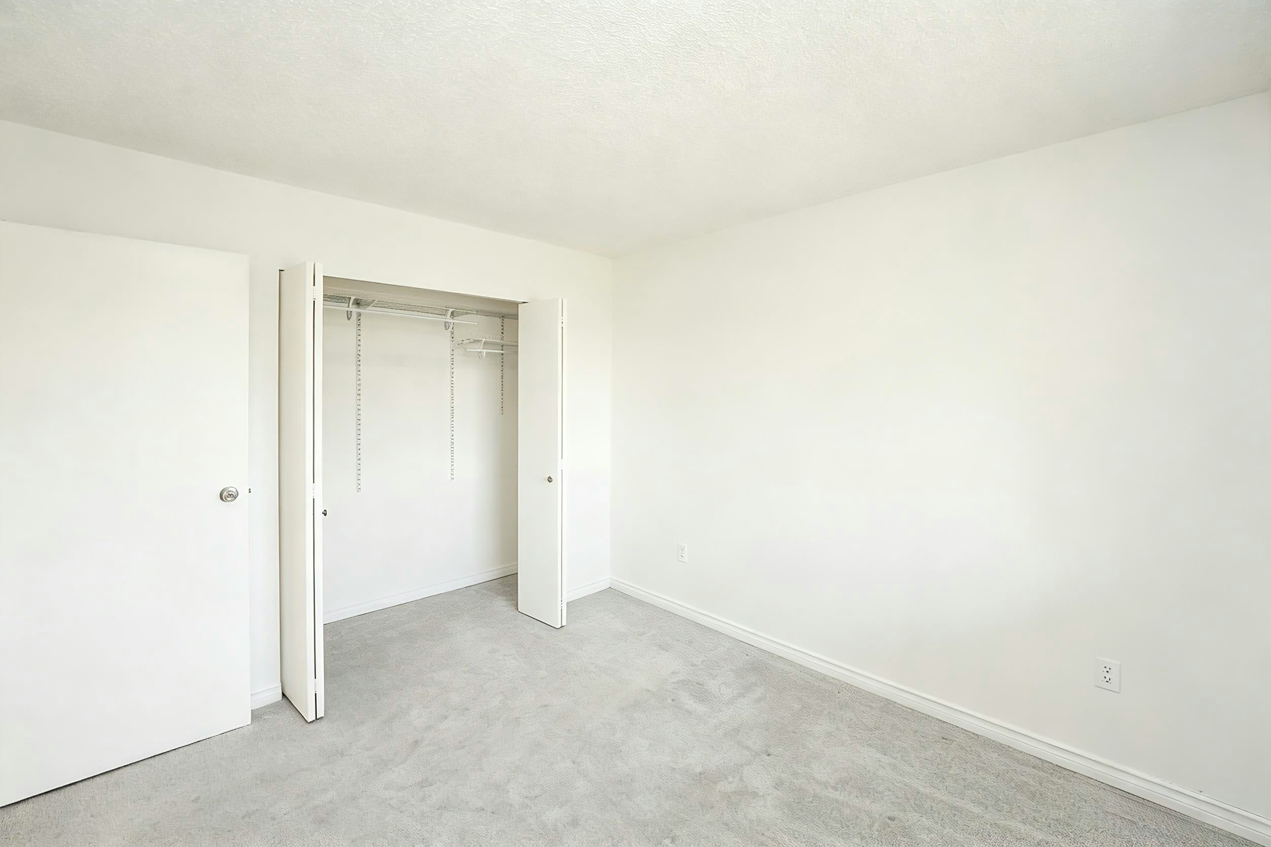 413-8120 Colonial Drive - 5