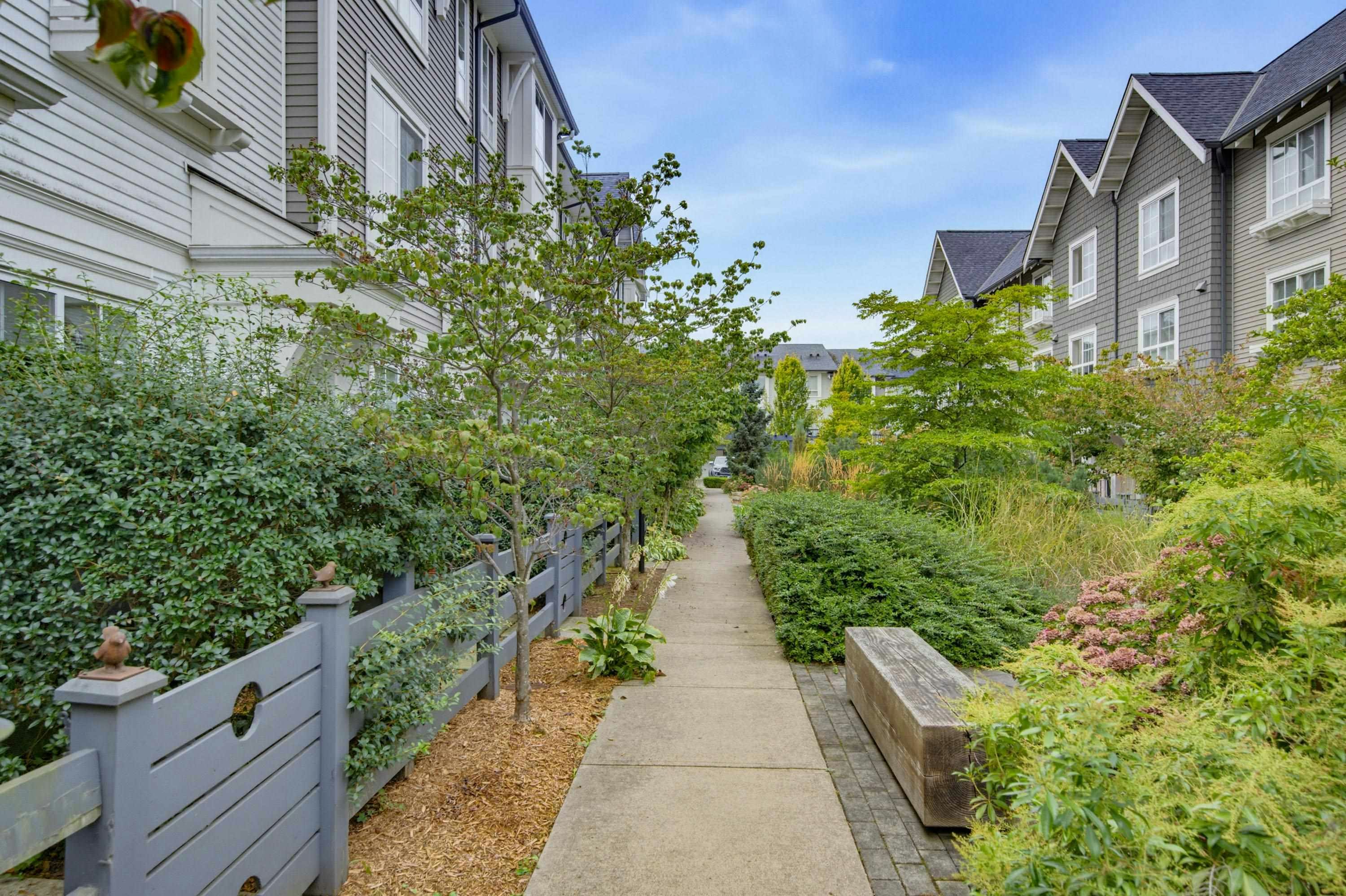 48-8438 207a Street - 3