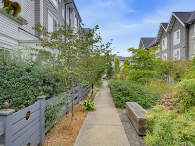 48-8438 207a Street - 3