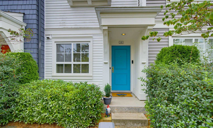 48-8438 207a Street