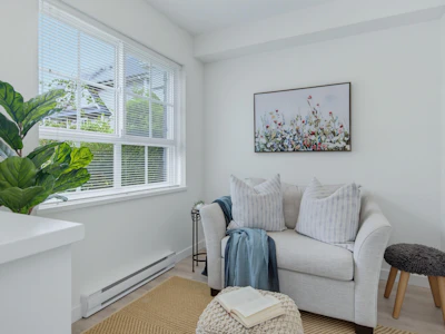 48-8438 207a Street - 5