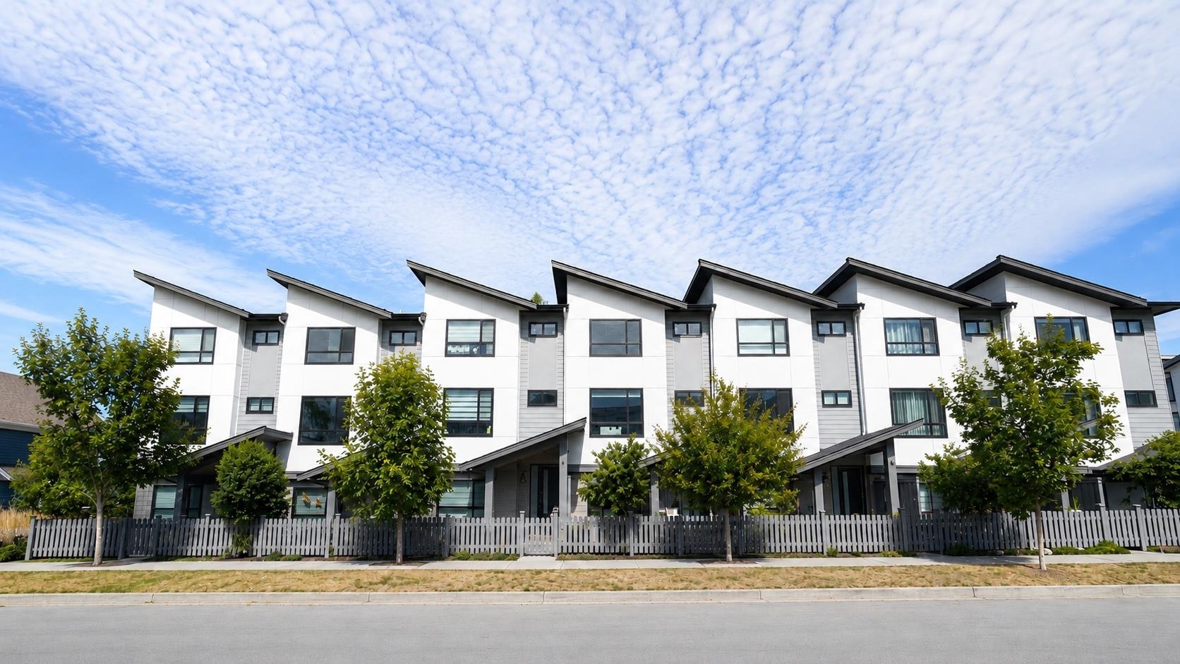 37-16589 25 Avenue - 2