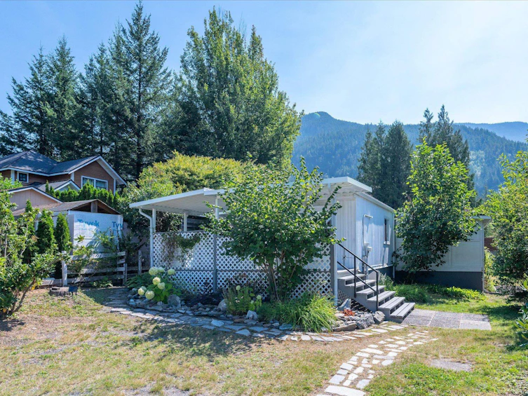 827 Minaty Lane, Squamish, BC, V0N 1J0 - 2