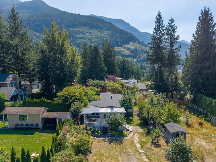 827 Minaty Lane, Squamish, BC, V0N 1J0