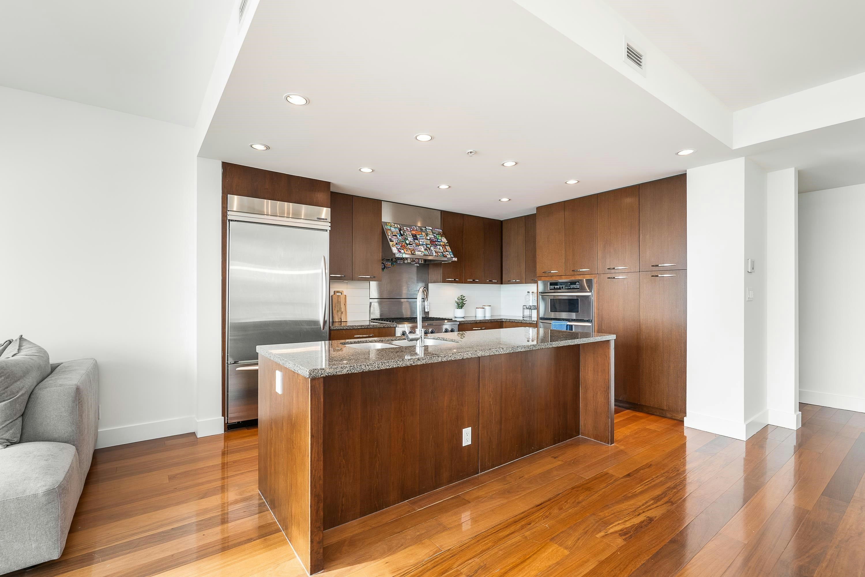 1101-3335 Cypress Place - 5