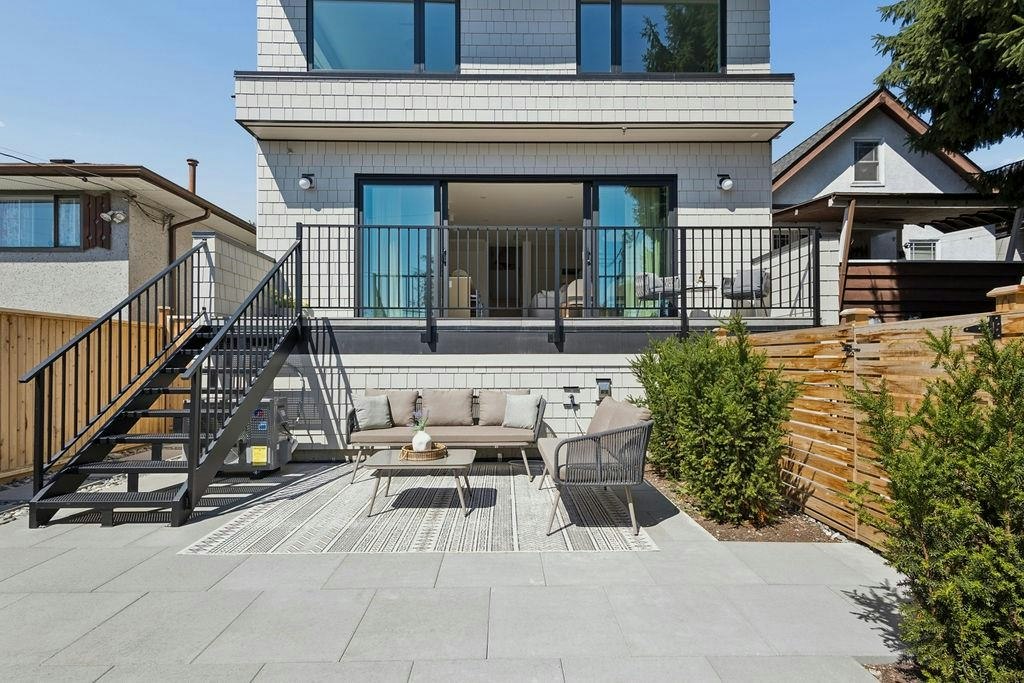 3-2124 E 8 Avenue - 2