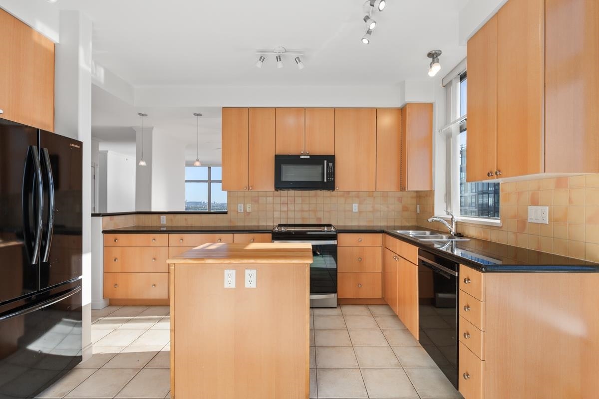 1406-160 E 13th Street, North Vancouver, BC, V7L 2L5 - 3