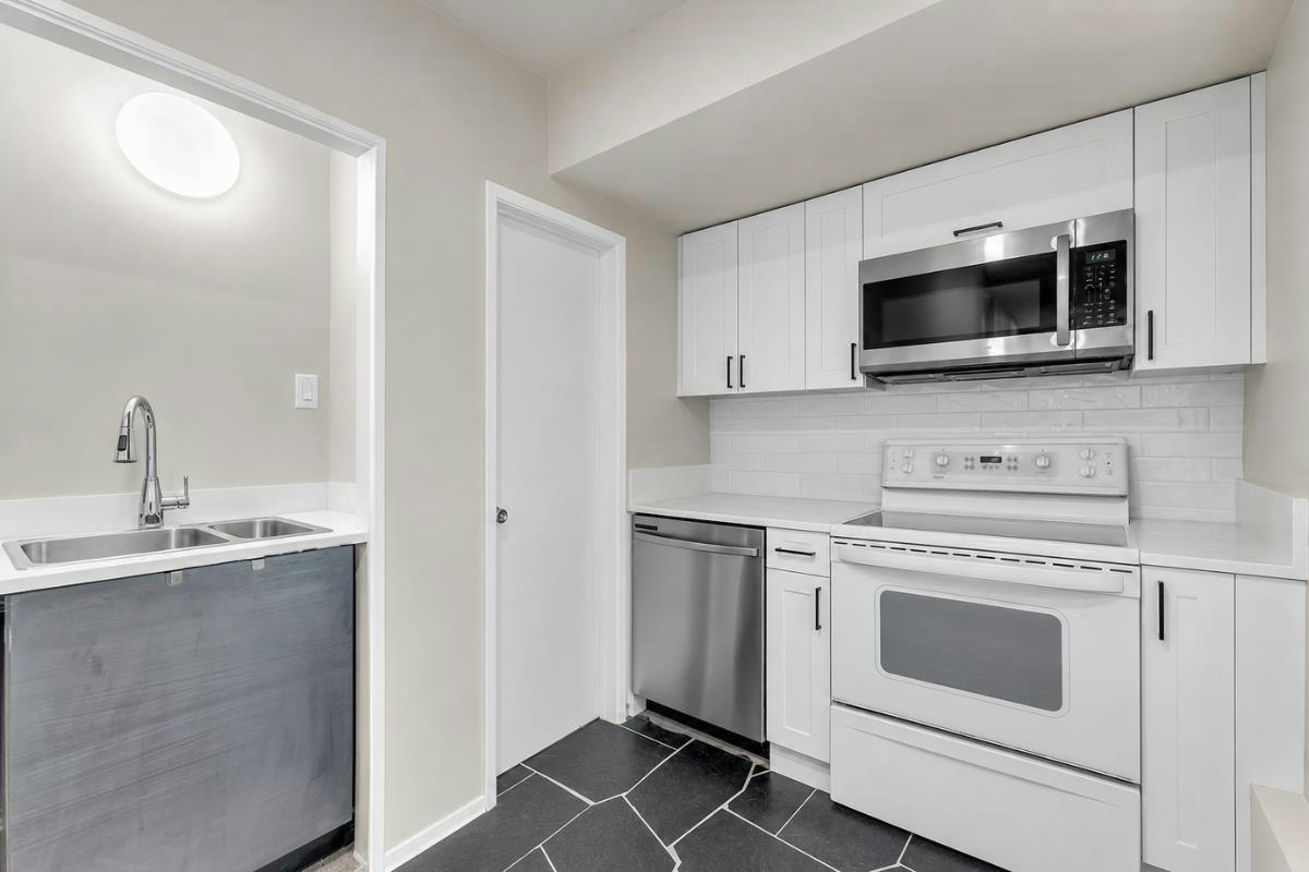 403 Newdale Court, North Vancouver, BC, V7N 3H3 - 17