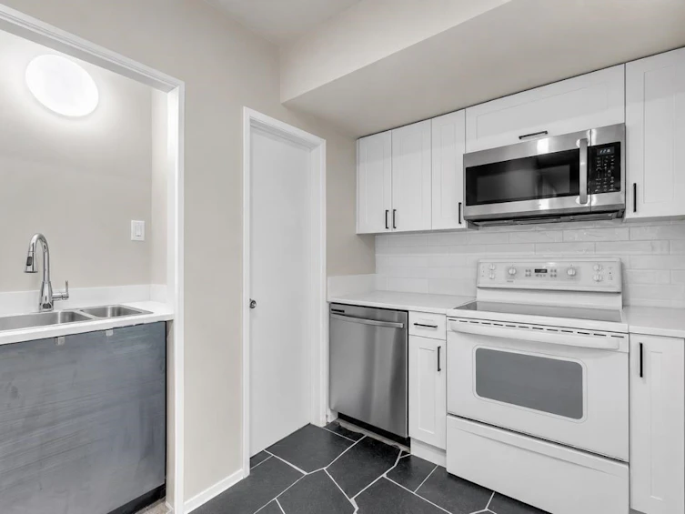 403 Newdale Court, North Vancouver, BC, V7N 3H3 - 17
