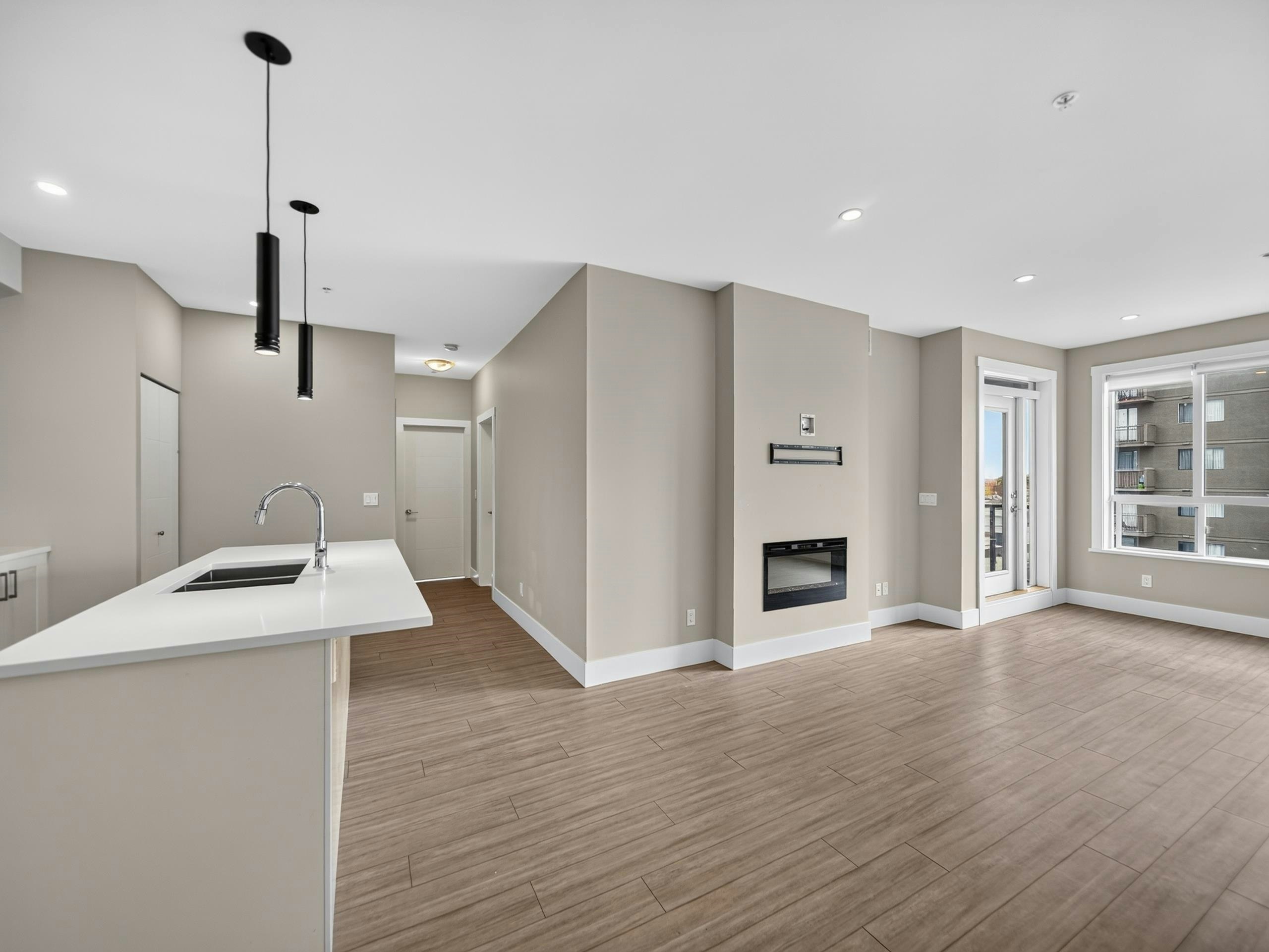 405-22335 Mcintosh Avenue - 3